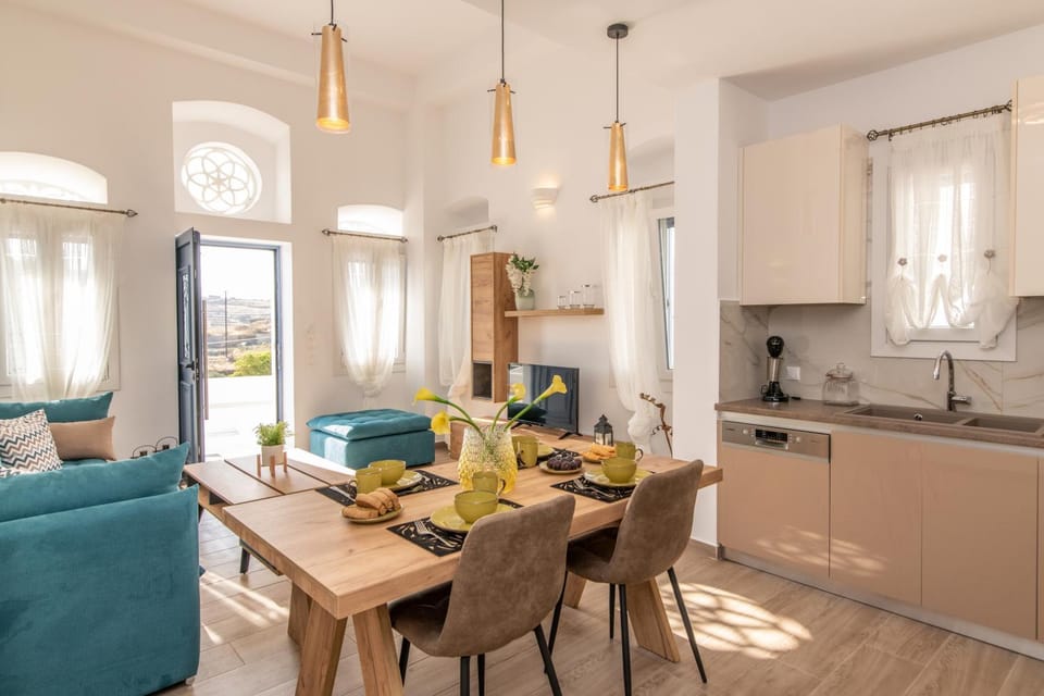 Kitchen or kitchenette, Living room, Seating area, Dining area