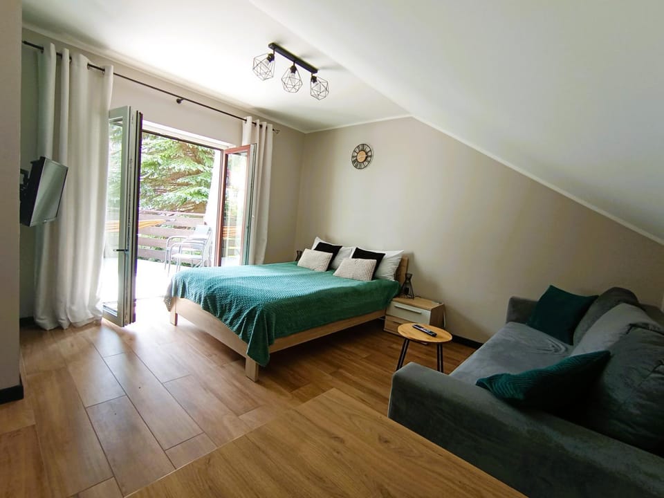Bed, TV and multimedia, View (from property/room), Garden view