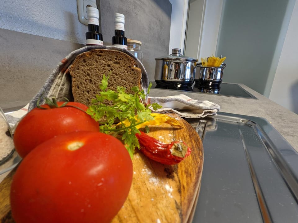 Kitchen or kitchenette, Food and drinks