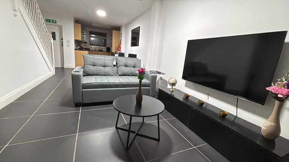 Communal lounge/ TV room, TV and multimedia, Living room, Seating area, Evening entertainment