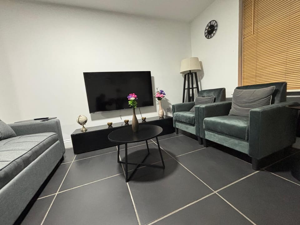 Communal lounge/ TV room, TV and multimedia, Living room, Seating area, Evening entertainment