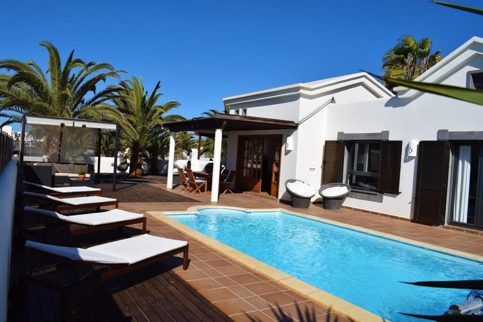 Property building, Swimming pool, sunbed