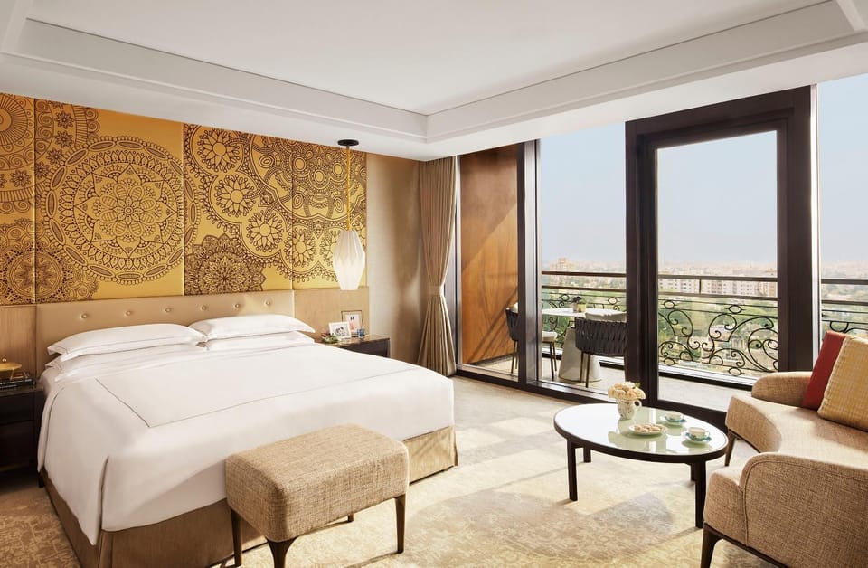 View (from property/room), Balcony/Terrace, Seating area, Bedroom, City view