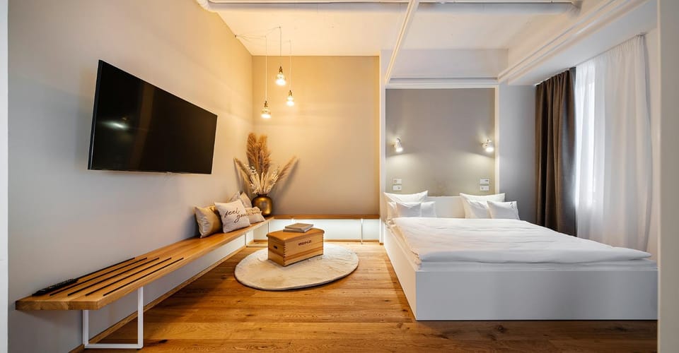 Bed, TV and multimedia, Photo of the whole room, Bedroom