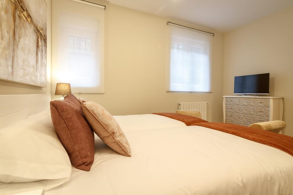 Bed, TV and multimedia, Bedroom
