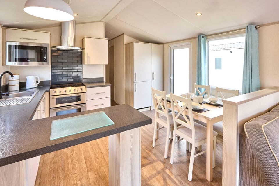 Dining area, kitchen