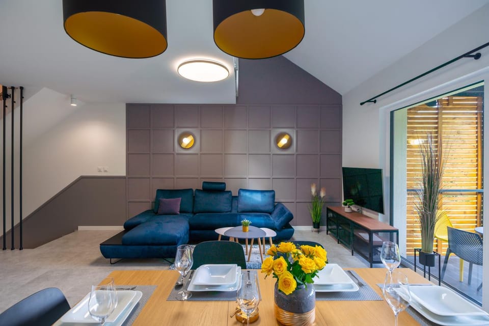 TV and multimedia, Living room, Seating area, Dining area