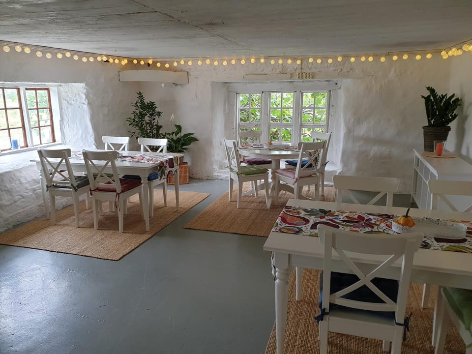 Restaurant/places to eat, Dining area