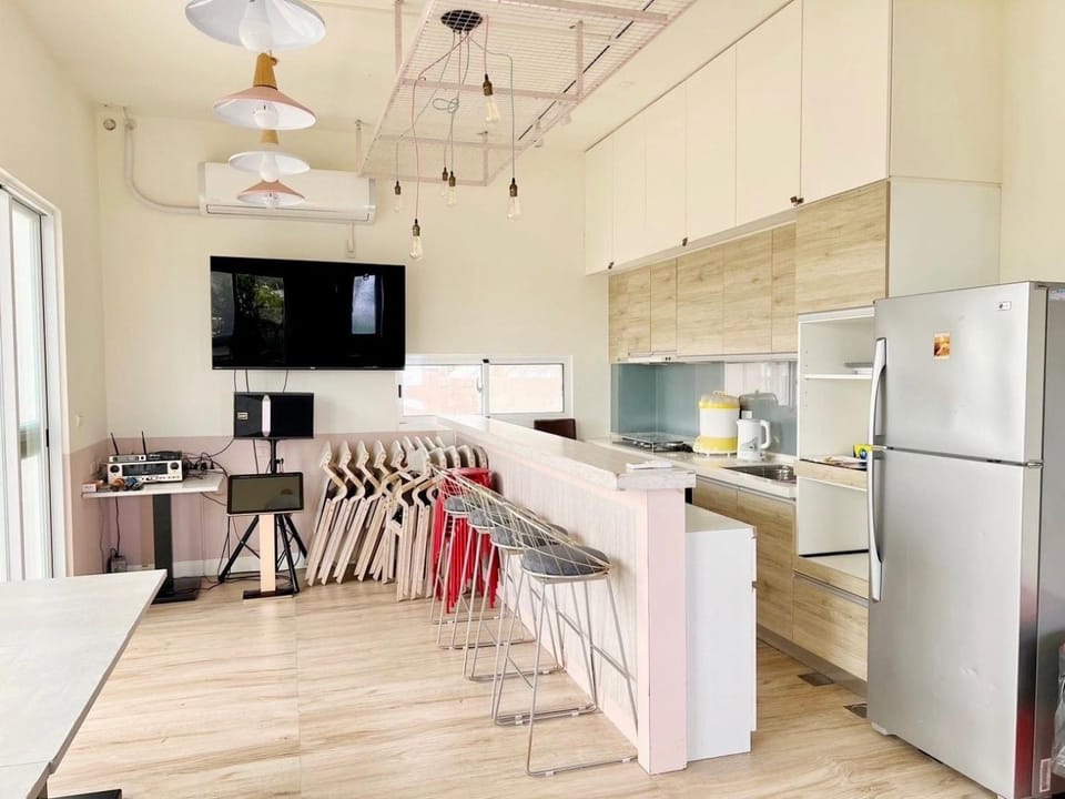 TV and multimedia, Kitchen or kitchenette, Seating area, Dining area