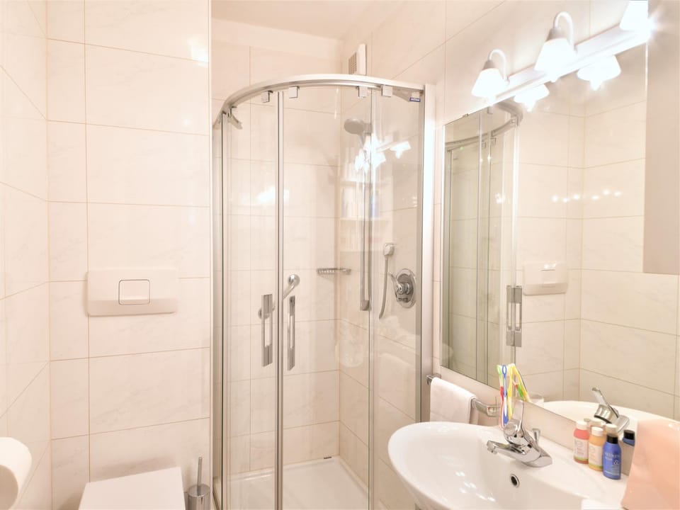 Shower, Toilet, Bathroom, hair dryier, heating, towels