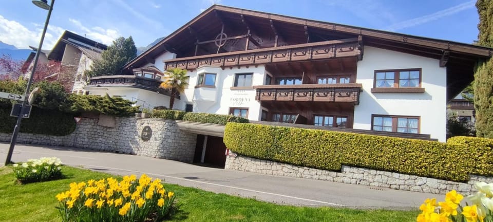 Property building, Facade/entrance, Spring, Property logo or sign, Parking, acessibility