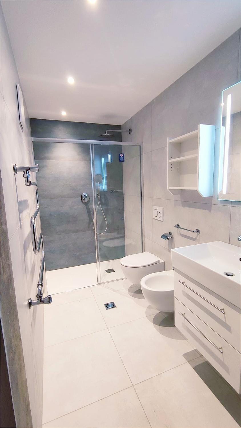 Shower, Toilet, Bathroom, Facility for disabled guests, heating, towels