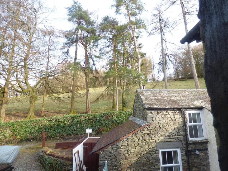 Great location, quiet yet 5 mins to Bowness centre with walks from the door and parking Apartment in Bowness-on-Windermere