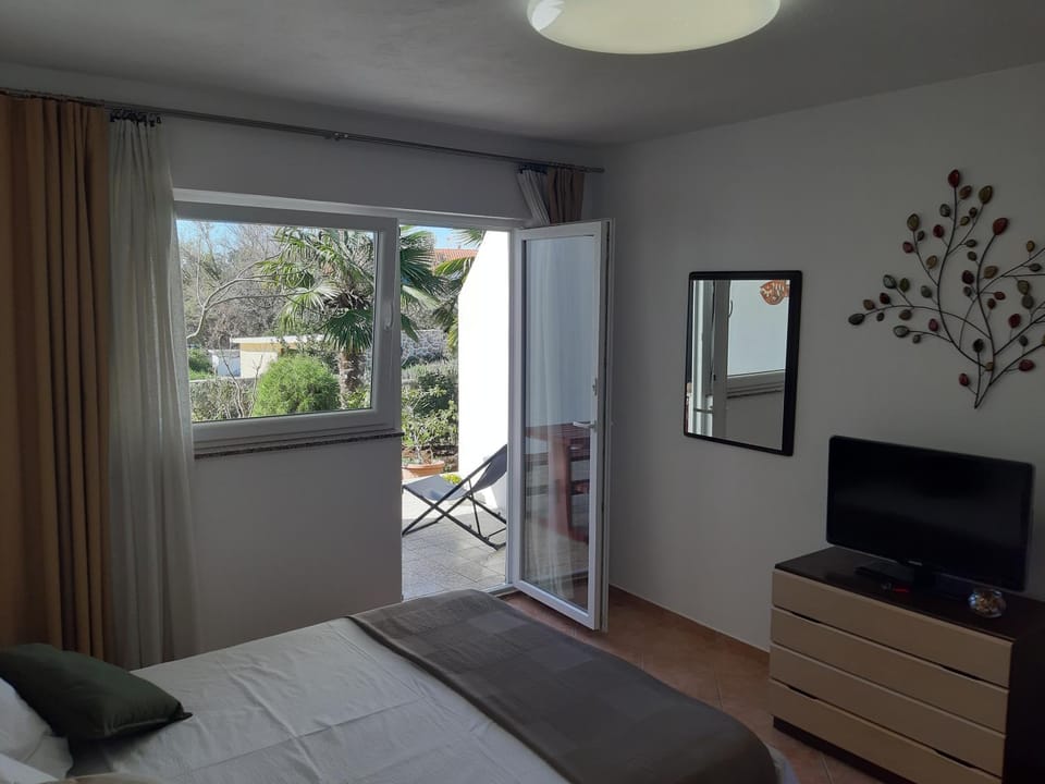 Bed, TV and multimedia, Balcony/Terrace, Bedroom