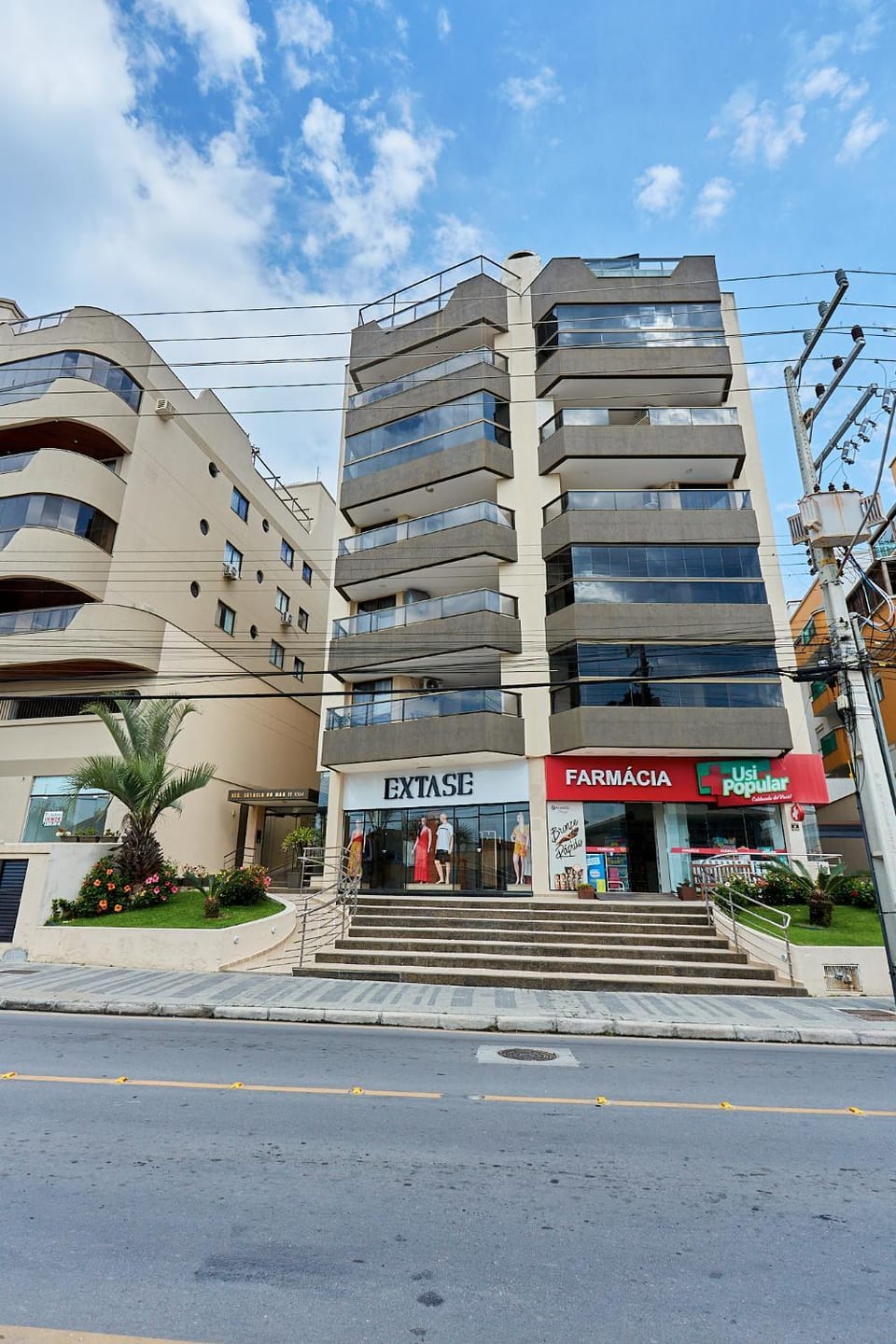 187 Apartamento 50m da Praia. Bela vista ao mar. Em Avenida principal de Bombinhas. Apartment in Bombinhas