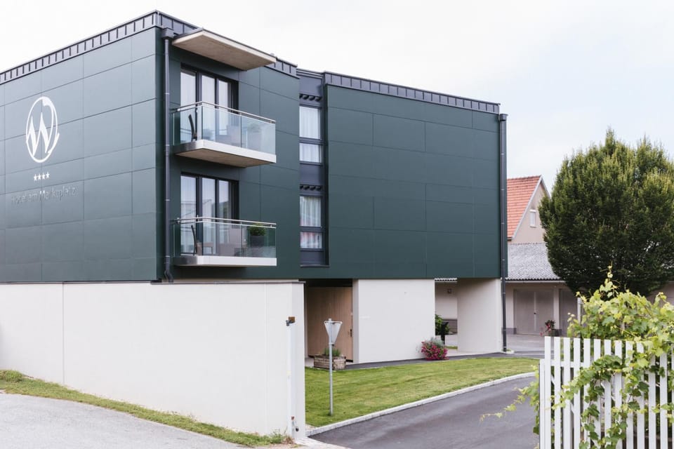 Facade/entrance, Balcony/Terrace