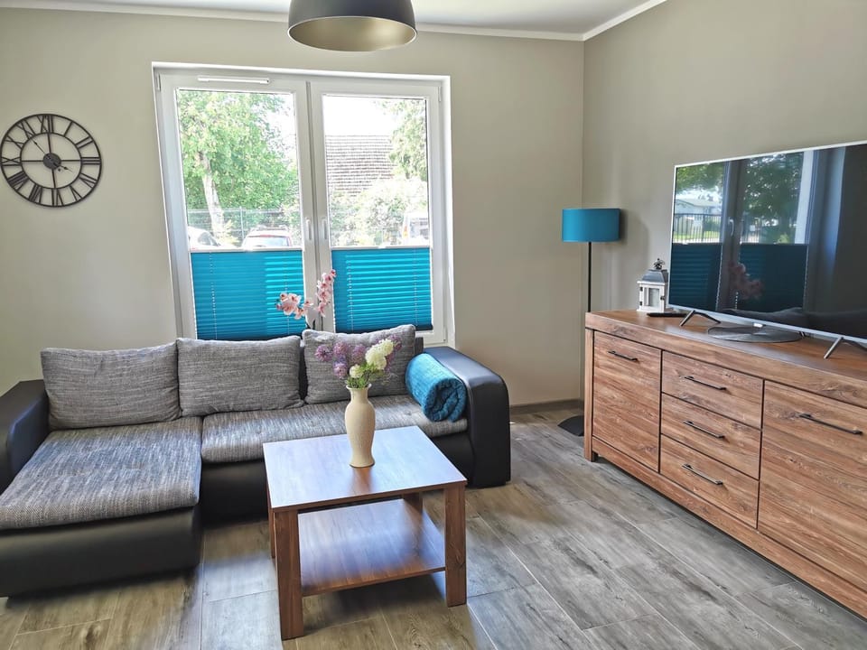TV and multimedia, Living room, Seating area, cot, locker