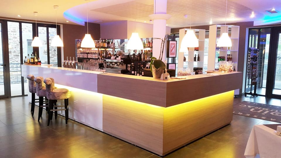 Restaurant/places to eat, Lounge or bar