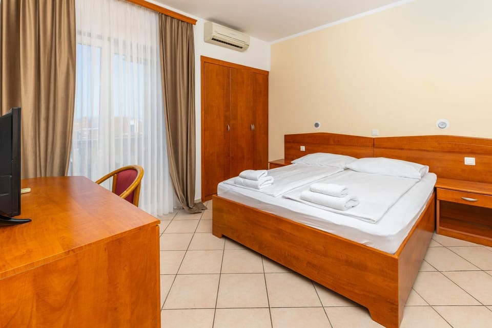 Bed, Bedroom, Guests, towels, air conditioner