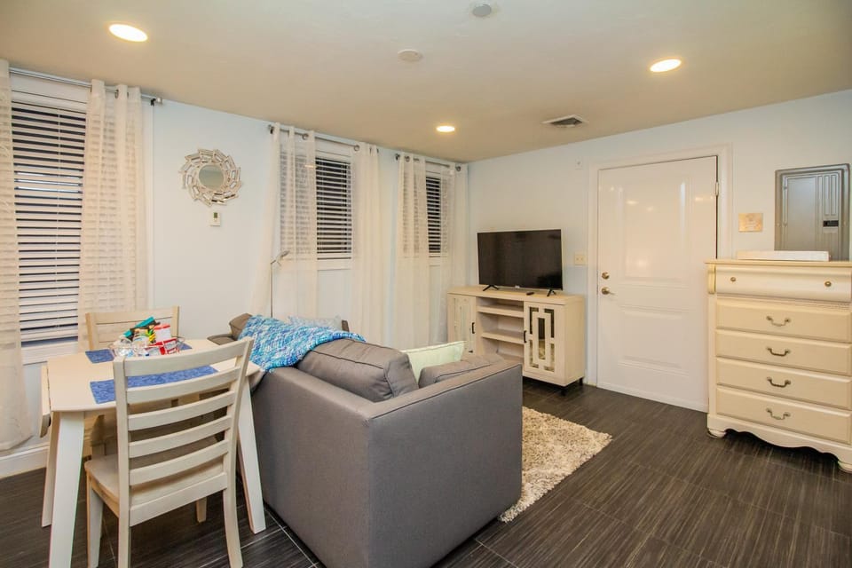 Renovated Studio, steps to MGH, Suffolk, Sleeps 4 Apartment in Beacon Hill