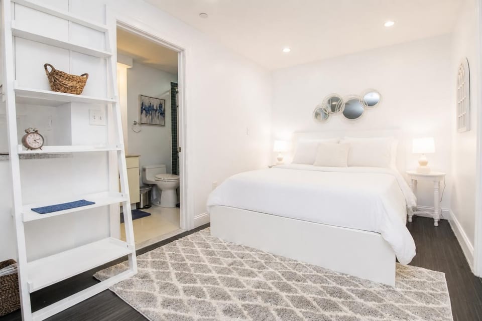 Renovated Studio, steps to MGH, Suffolk, Sleeps 4 Apartment in Beacon Hill