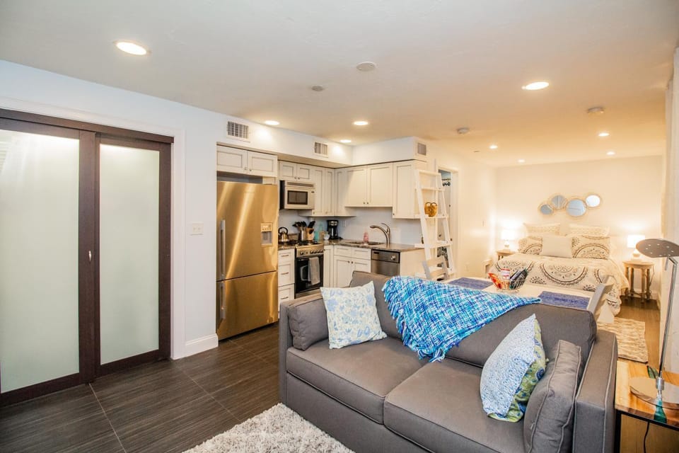 Renovated Studio, steps to MGH, Suffolk, Sleeps 4 Apartment in Beacon Hill