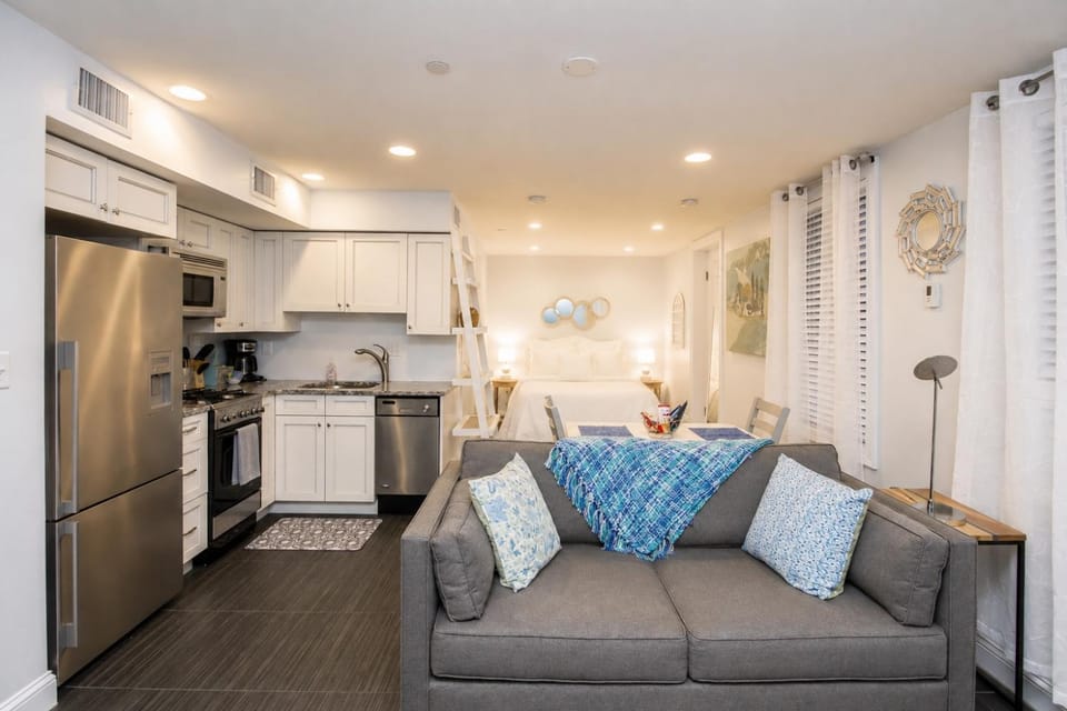 Renovated Studio, steps to MGH, Suffolk, Sleeps 4 Apartment in Beacon Hill