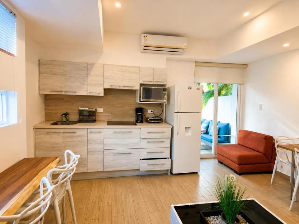 Balcony/Terrace, Dining area, microwave, pet friendly, kitchen, air conditioner