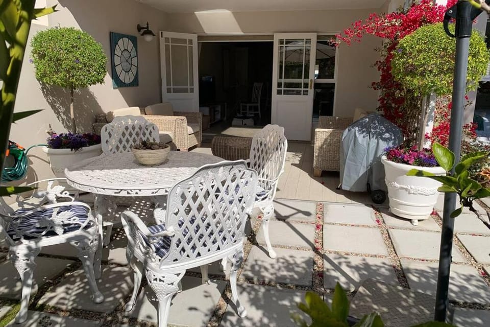 Patio, Garden, Seating area, Dining area