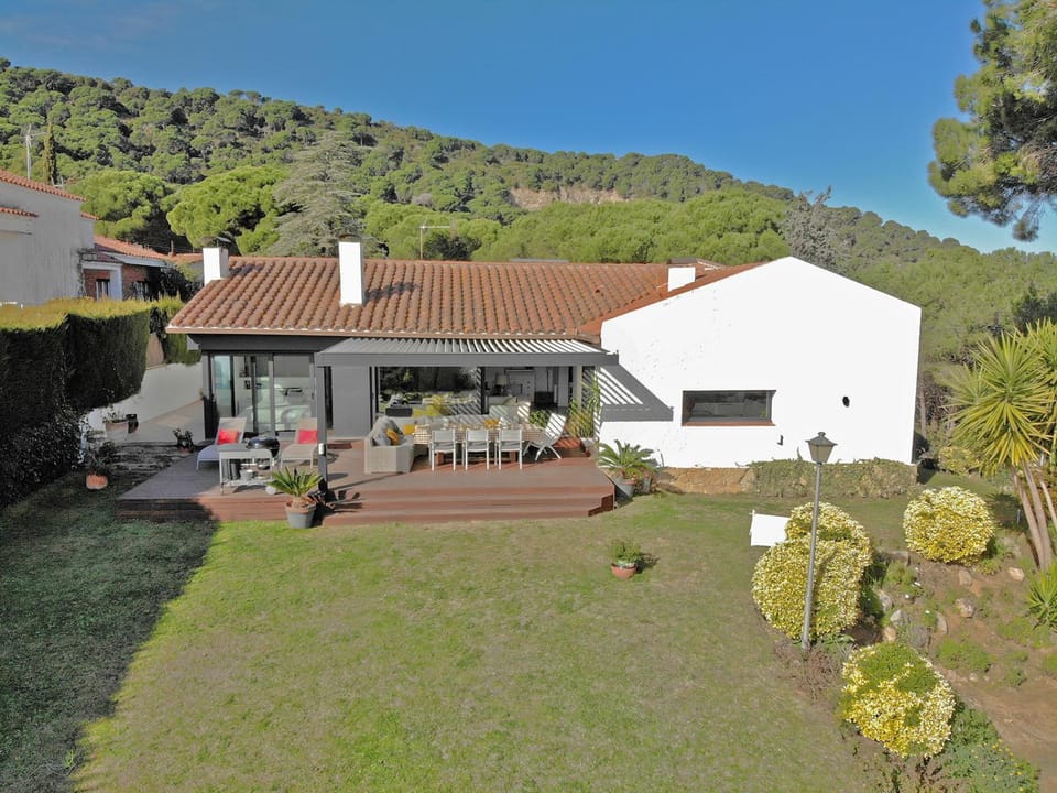 Property building, Garden, Garden, Balcony/Terrace