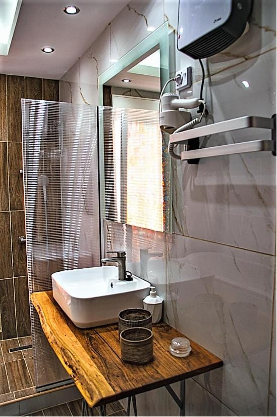 Kassandrou Suite HOT TUB-JAKUZZI - 2 BEDROOMS - BIG BALCONY - CENTER Apartment in Thessaloniki