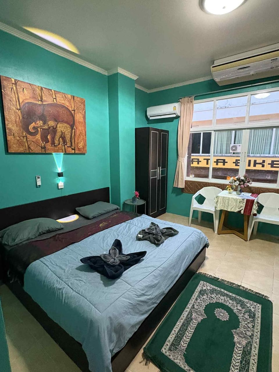 Bed, Living room, Bedroom, towels, air conditioner