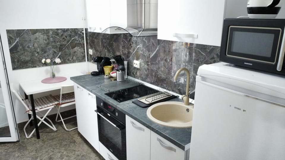Kitchen or kitchenette, oven, stove