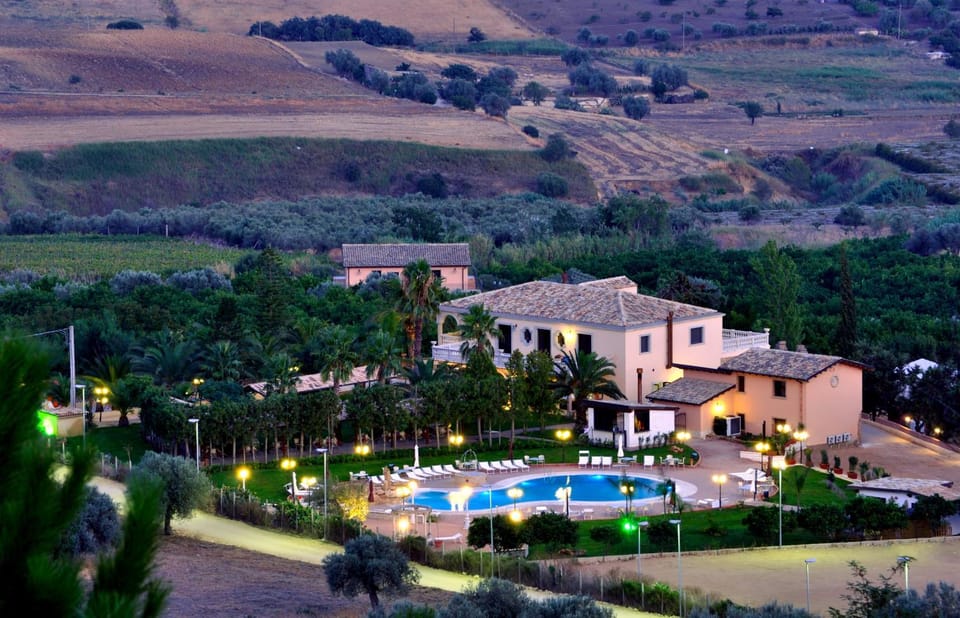 Property building, Day, Natural landscape, Bird's eye view, View (from property/room), Mountain view, Pool view, Swimming pool, sunbed