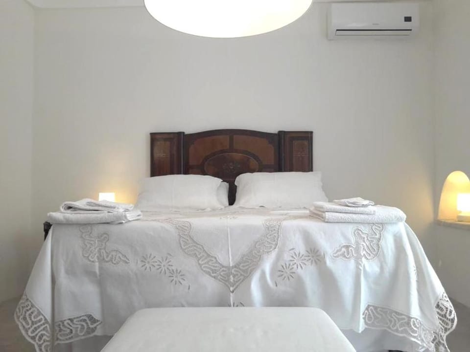 Bed, Photo of the whole room, Bedroom, towels, air conditioner