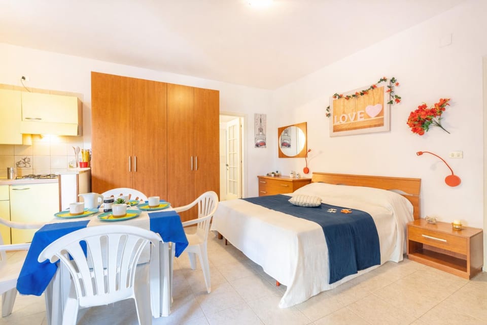 Kitchen or kitchenette, Dining area, Bedroom