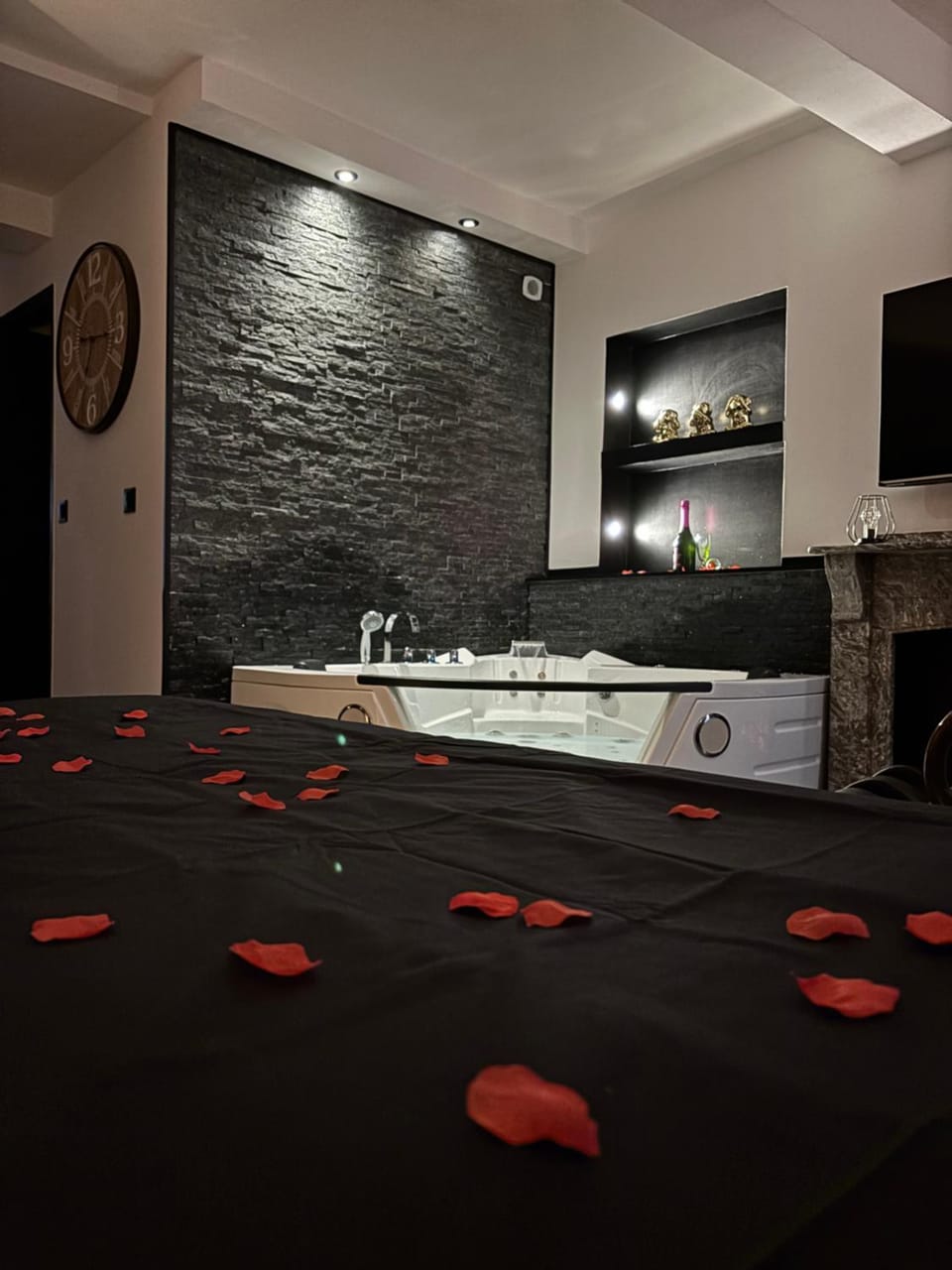 Love Room L'instanté - Suite "L'élégante" Apartment in Occitanie