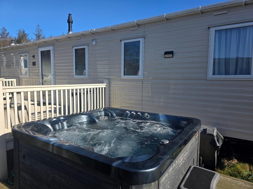 Dixons Den Hot Tub Nature lodge in England