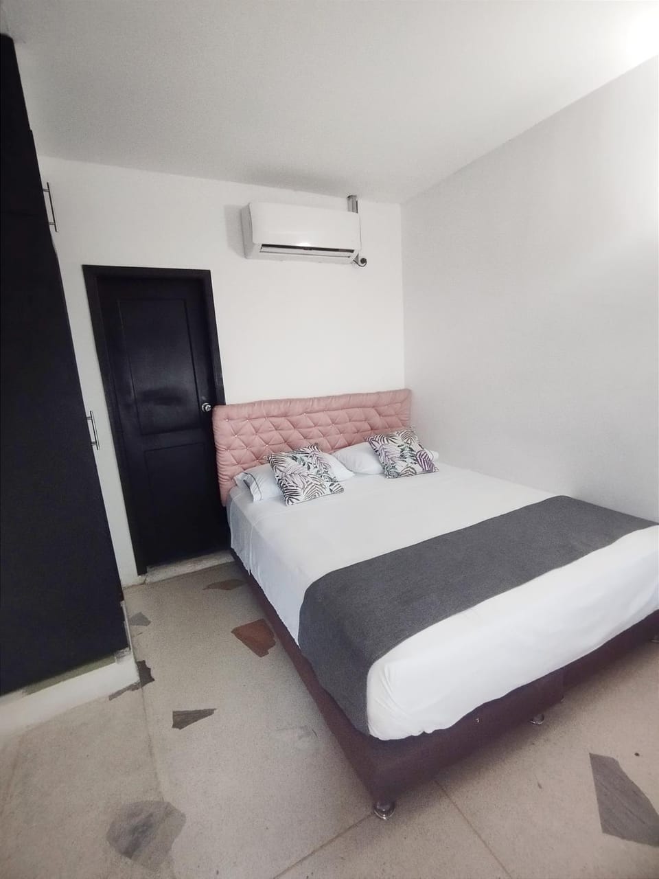 Bed, Photo of the whole room, Bedroom, air conditioner