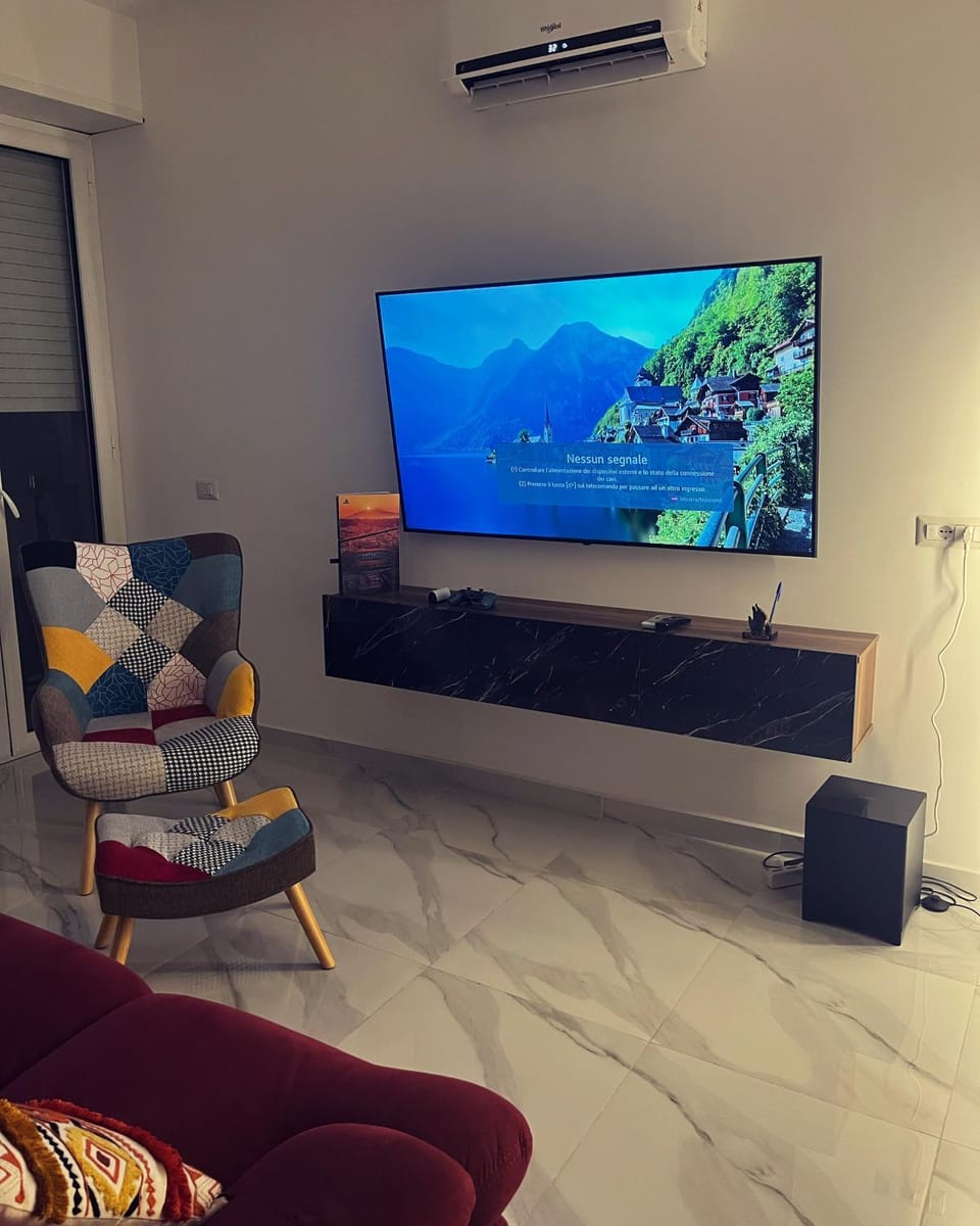 Communal lounge/ TV room, TV and multimedia, Living room, Seating area, Evening entertainment