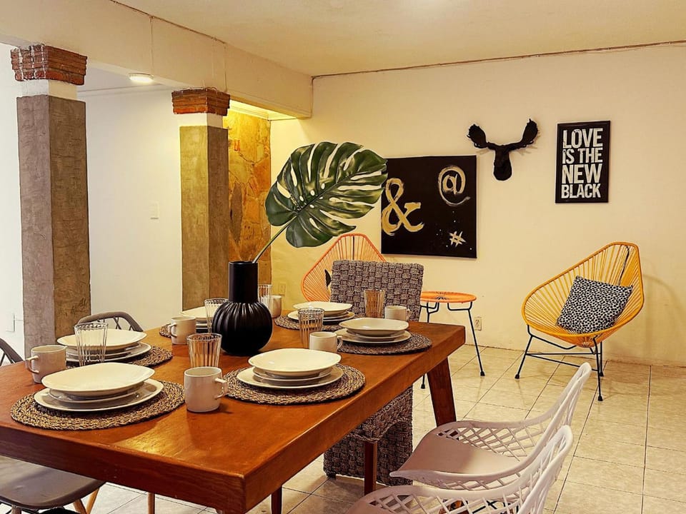 Restaurant/places to eat, Living room, Dining area