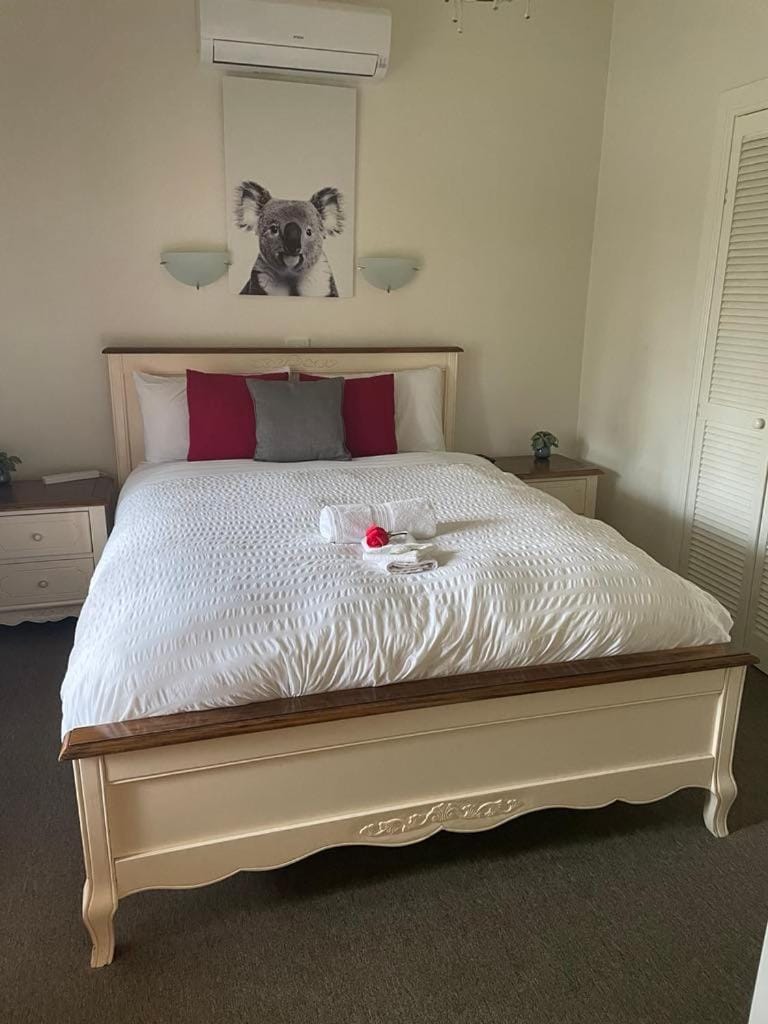 Bed, Bedroom, air conditioner