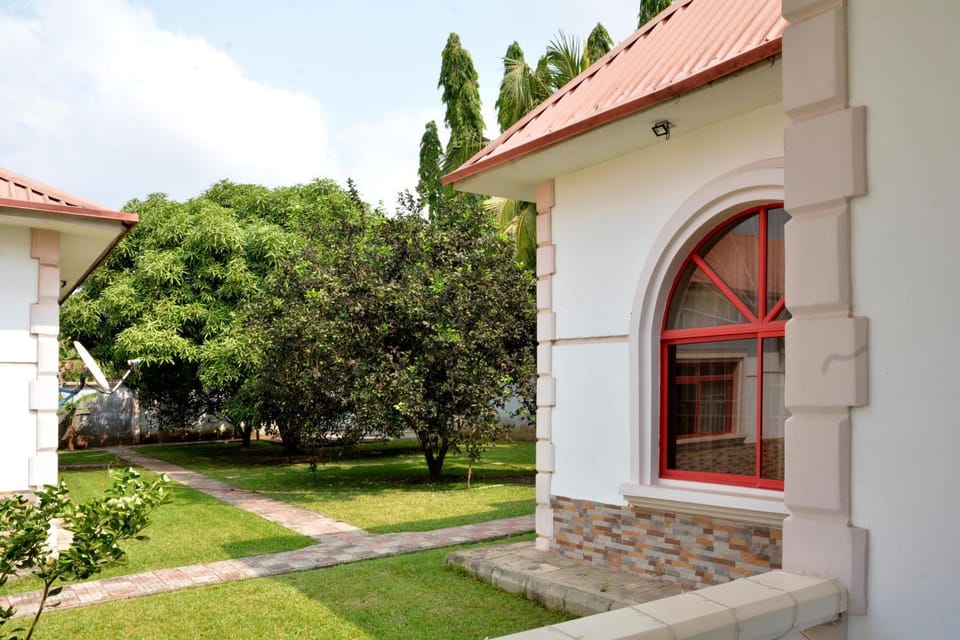 Property building, Facade/entrance, Garden, Balcony/Terrace