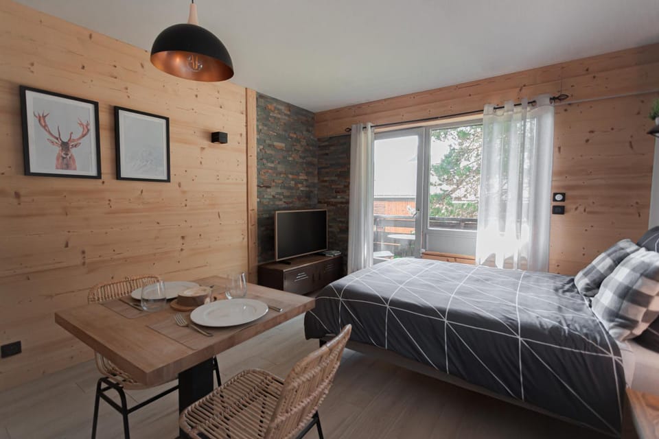 Bed, Dining area, Mountain view, Entertainment
