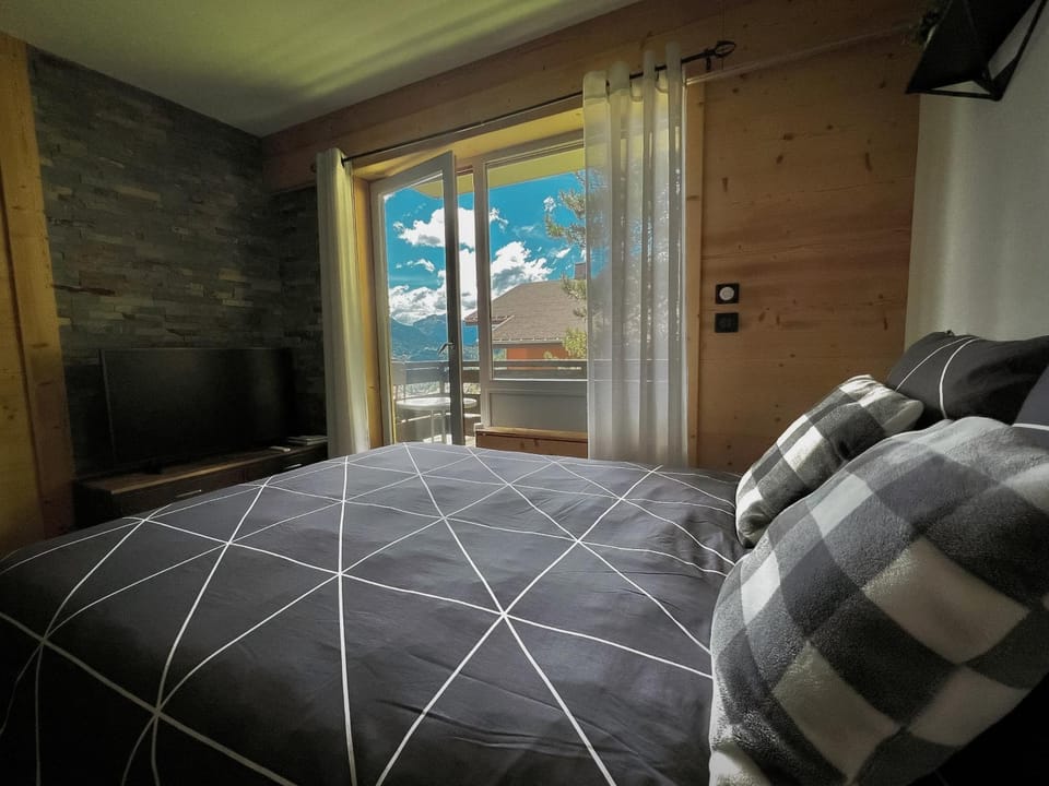Bed, TV and multimedia, Mountain view