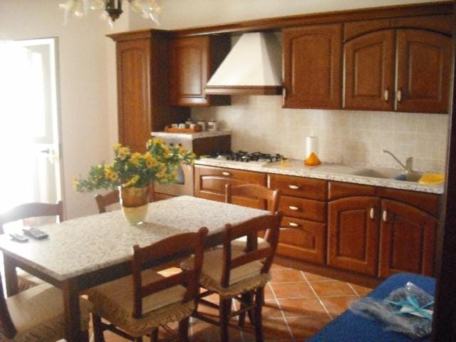Kitchen or kitchenette, Living room, Seating area, Dining area, stove