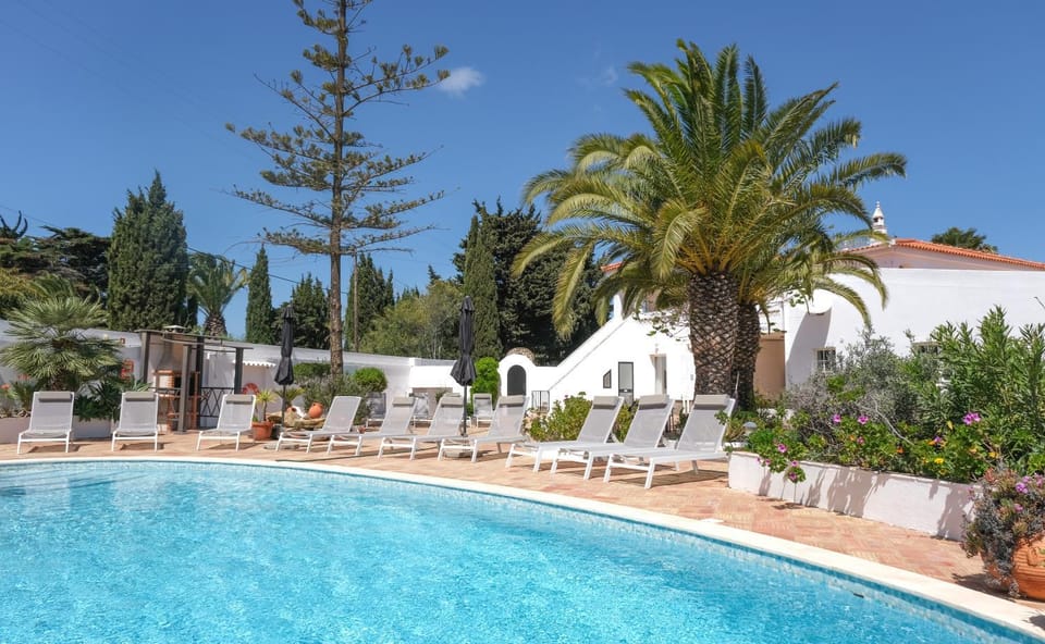 Property building, Garden, Balcony/Terrace, Swimming pool, Entertainment, sunbed, sunbed