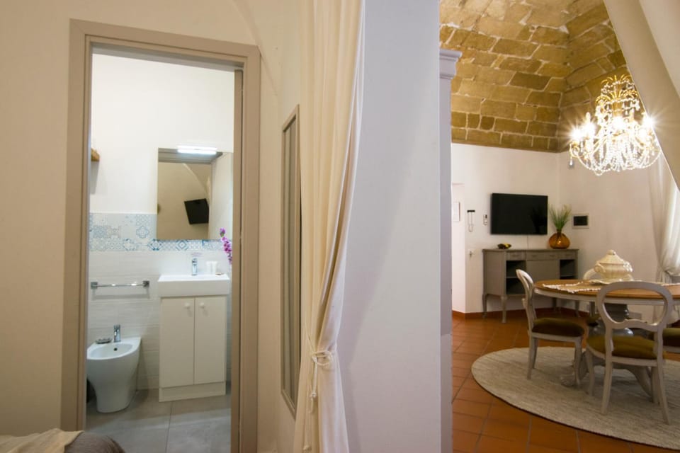 Toilet, Bathroom, TV and multimedia, Dining area