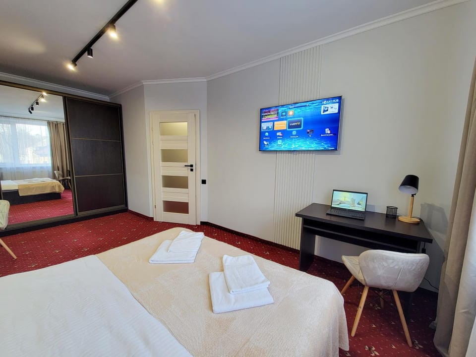 Bed, Photo of the whole room, Bedroom, towels