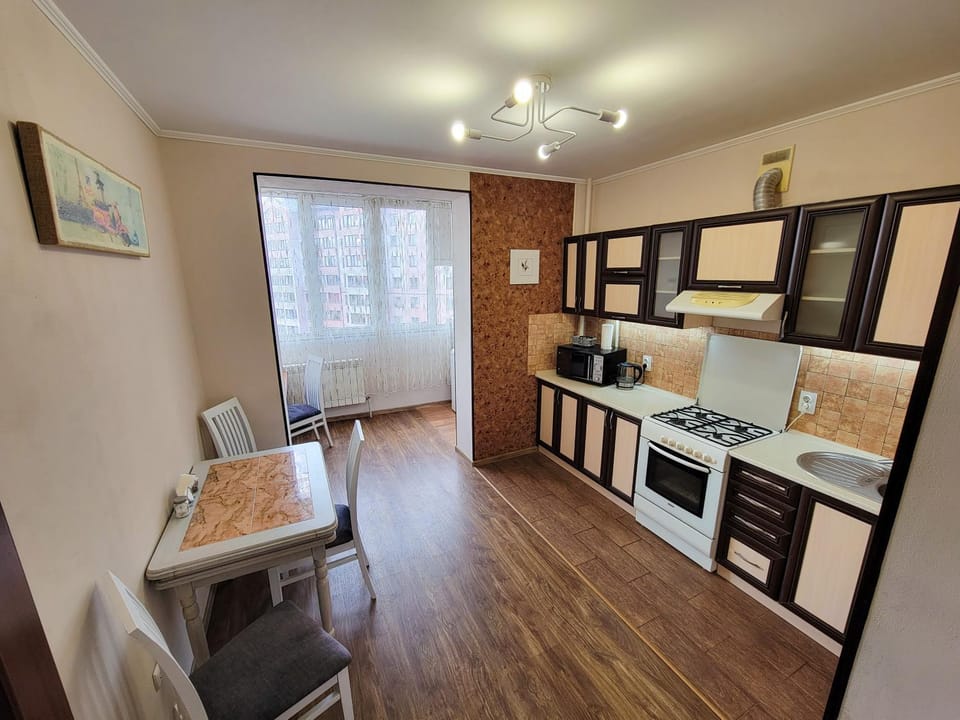 Kitchen or kitchenette, Dining area, oven, stove
